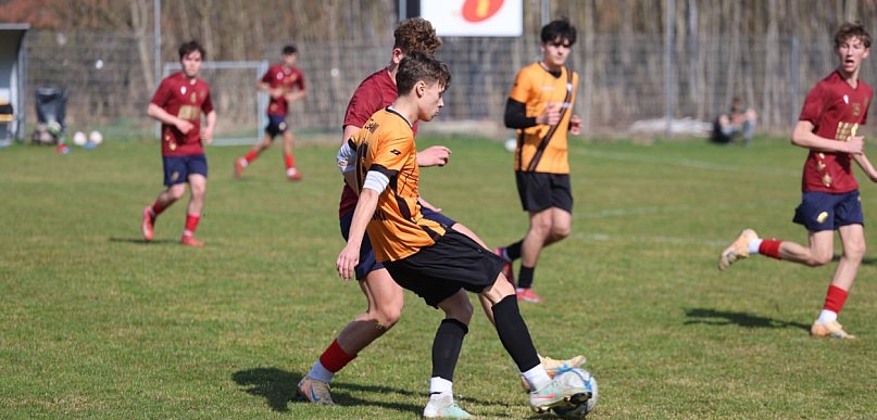 Piłkarskie niższe ligi: wyniki niedzielnych spotkań