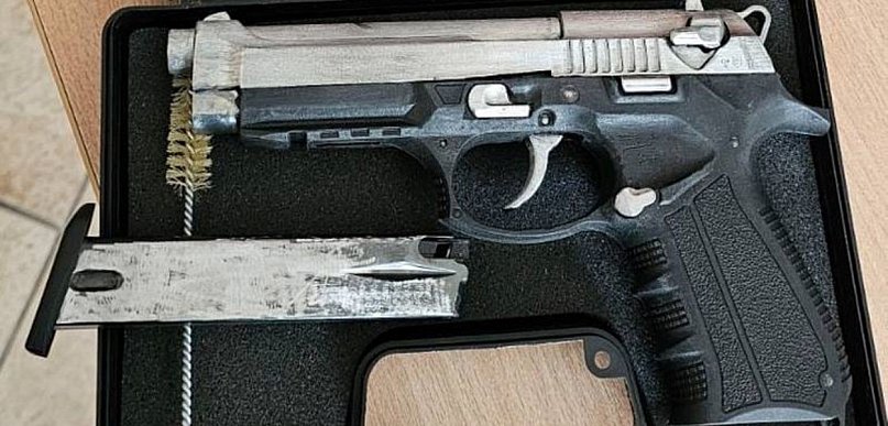 Romans z internetu skończył się zarzutami i zatrzymaniem Legniczanina