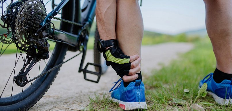 Skręcona kostka to nie koniec świata. Jak unikać powikłań