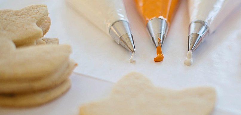Dekorowanie tortów i deserów - czym są tylki cukiernicze i jak ich używać?