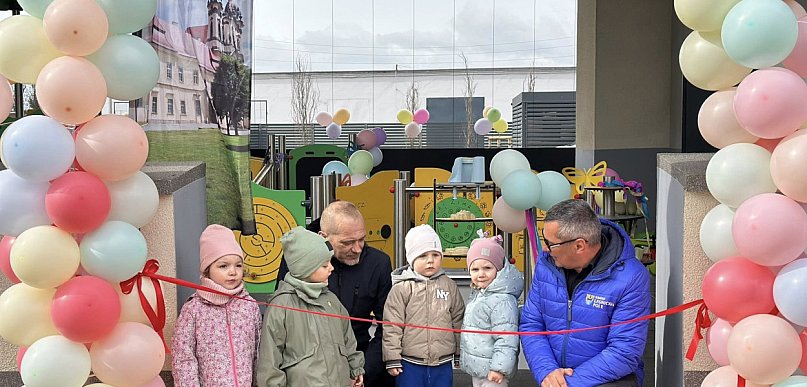 Plac zabaw przy „Tęczowej Krainie” otwarty. Dzieci od razu go przetestowały