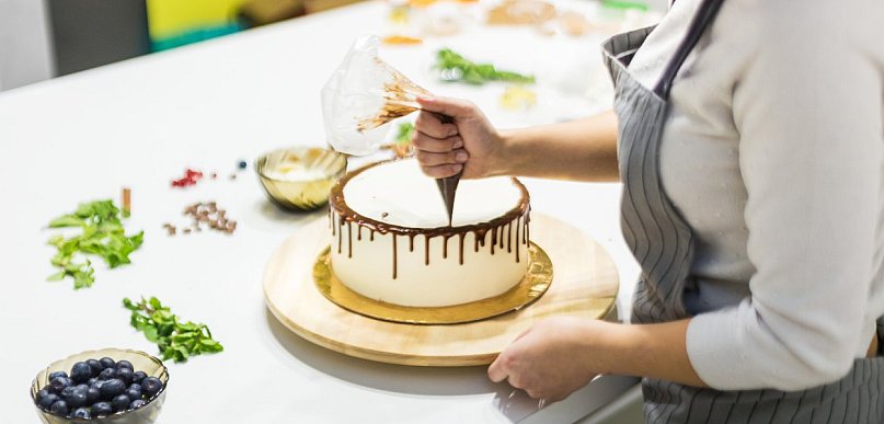 Jak przygotować oprawę tortu i słodkiego stołu na ważną uroczystość?