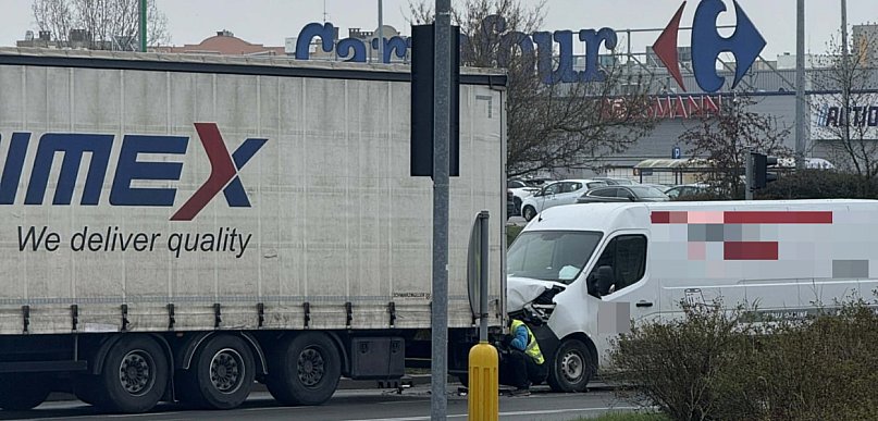 Nie zachował odstępu i uderzył w Iveco stojące na czerwonym świetle