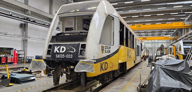 18-letni szynobus przechodzi gruntowny remont w hali serwisowej