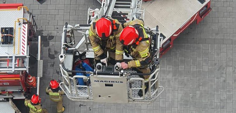 Dym na ostatnim piętrze wieżowca. Strażacy ćwiczyli realny scenariusz