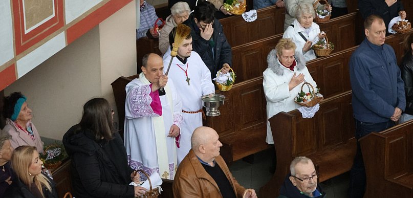 Koszyczki pełne, legniczanie tak tłumnie ruszają do kościołów
