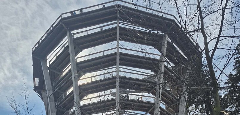 Tu spacerujesz nad drzewami i podziwiasz panoramę Karkonoszy