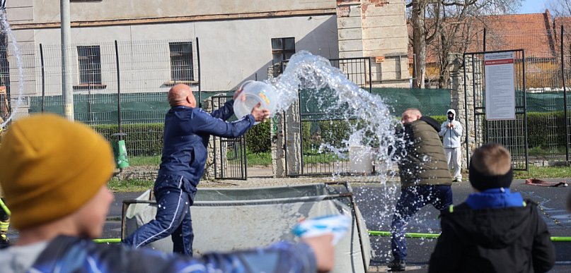 Wielka bitwa wodna w Kunicach, czyli Śmigus-dyngus z pompą i tradycją