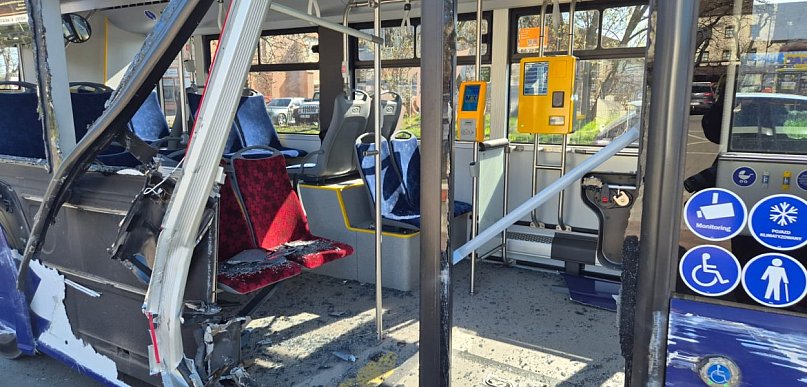 Kierowca koparki, który zniszczył autobus, zgłosił się na policję