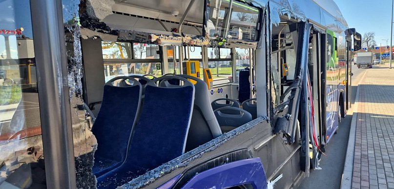 Skasował autobus koparką i się ulotnił. Szuka go policja