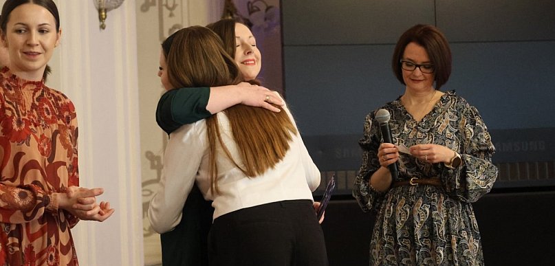 Błękitne tulipany stały się symbolem radości i wdzięczności