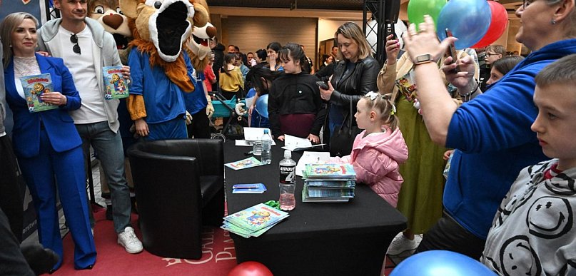 Wspólne czytanie, długie kolejki po autografy „Miedziaka” w Galerii Piastów