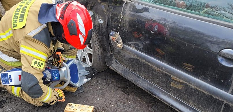 Trzy dni ćwiczeń na wrakach aut. Strażacy testowali nowy wóz