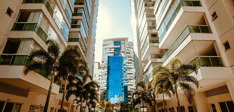 Dlaczego polskie biuro nieruchomości za granicą to nie luksus, a konieczność — pra