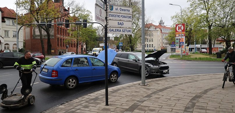 Błąd przy zmianie pasa, zderzenie i mandat dla kierującej Skodą