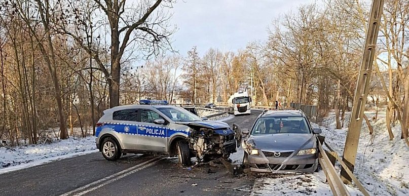 2 lata i 8 miesięcy za ucieczkę i zderzenie z radiowozem. Kara uzgodniona
