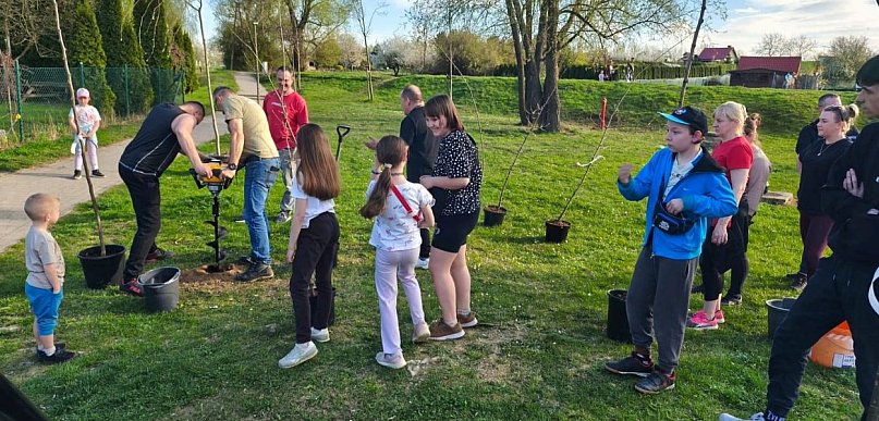 Dzieci posadziły drzewa i nadały im imiona w „Parku Wiejskim”