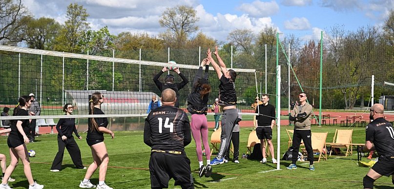 Wiosenna Siatkówka w parku. Na boiskach w parku zagrało około 60 osób