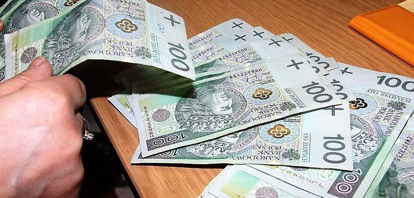 Straciła ponad 8,5 tysiąca złotych po rozmowie z „doradcą”