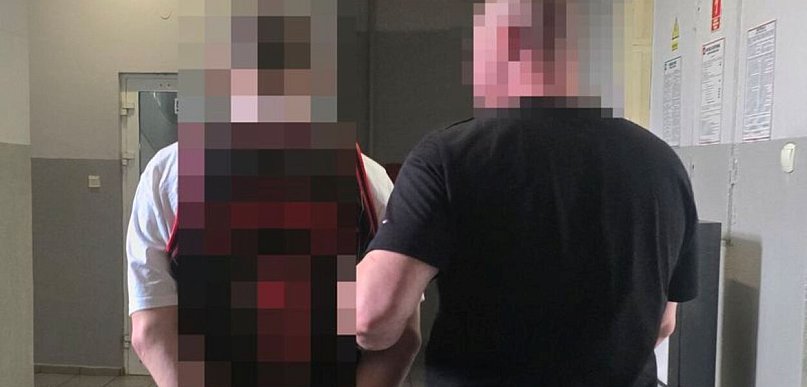 Wpadł z siekierą do pracy, groził i zaatakował kolegę, trafił do aresztu