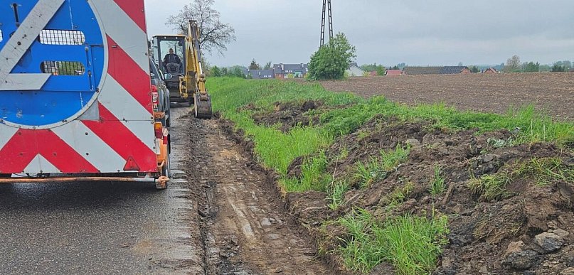 Między stacją PKP a Kunicami trwa remont pobocza dla pieszych i rowerzystów