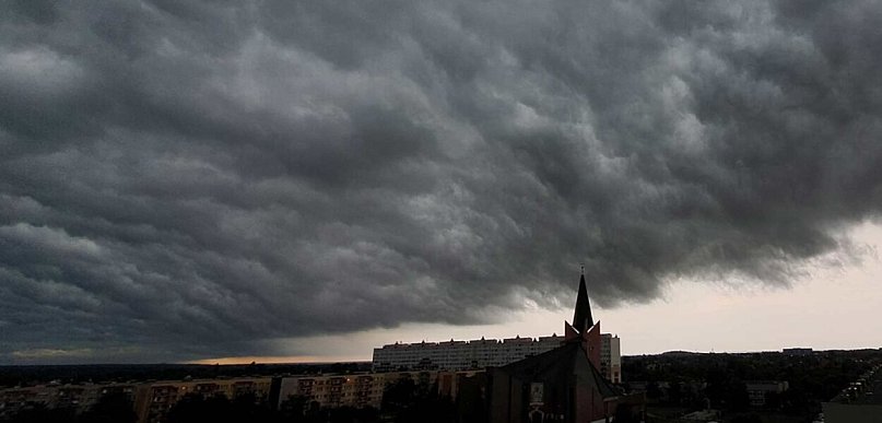 Synoptycy ostrzegają przed burzami i intensywnymi opadami nad Legnicą