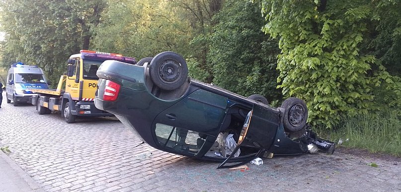 Skoda dachowała po uderzeniu w drzewo. Kierowca rozpłynął się w powietrzu
