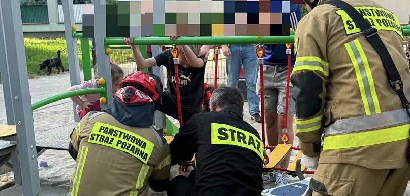 Dziecko utknęło w drabince na placu zabaw. Chłopiec trafił do szpitala