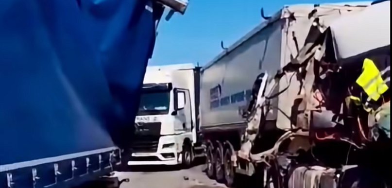 Paraliż autostrady A4 po groźnym zderzeniu ciężarówek
