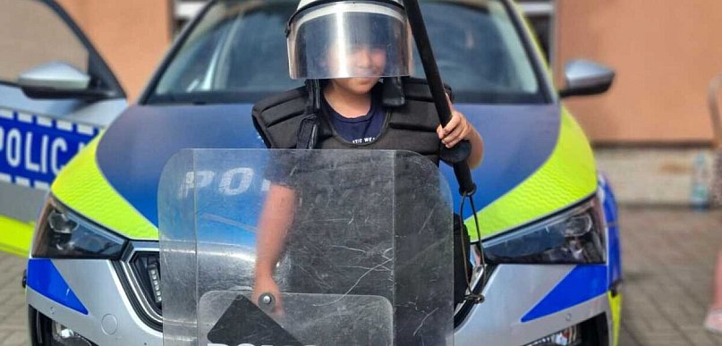 Policyjny piknik i nauka przez zabawę w szkole w Miłkowicach