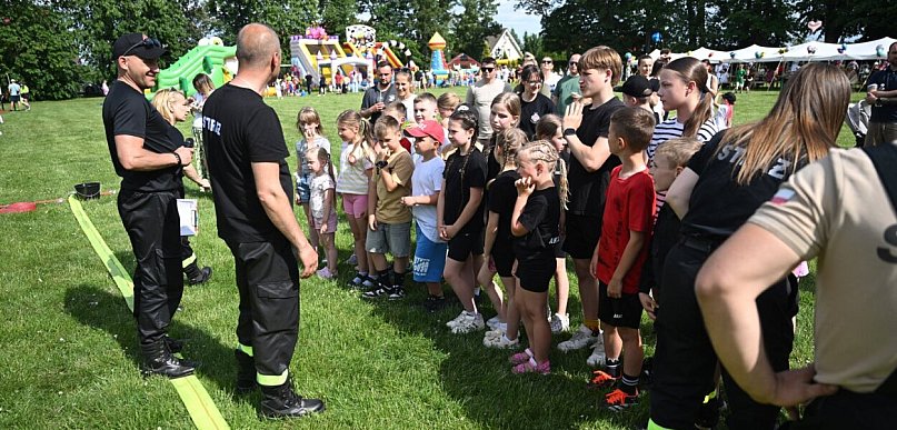 Piknikowa atmosfera i dziecięcy gwar na boisku w Legnickim Polu