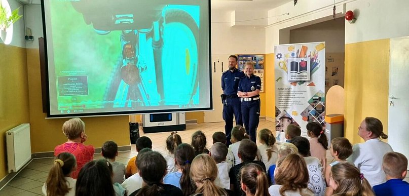 Nie tylko przepisy. Policjanci rozmawiali z dziećmi o rozsądku na drodze