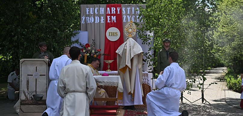 Tysiące wiernych na ulicach Legnicy. Tak mieszkańcy świętowali Boże Ciało