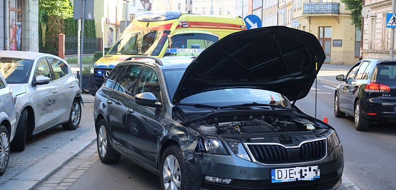 Skoda dachowała po uderzeniu w znak i dwa samochody