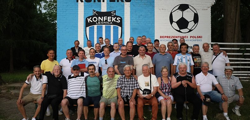 Piłkarska rodzina znów razem. Legendy Konfeksu Legnica powróciły na stadion