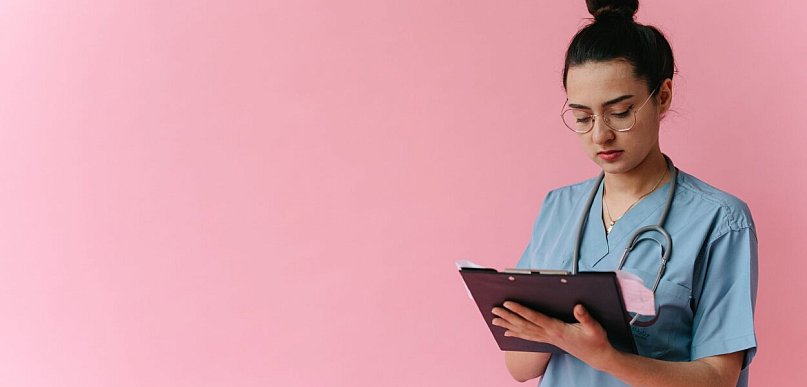 Uniformy dla branży medycznej i beauty – połączenie elegancji i funkcjonalności