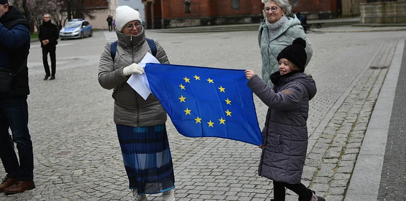 Poparcie dla UE w Polsce mocno w dół. Co czwarty Polak chce polexitu - 120115