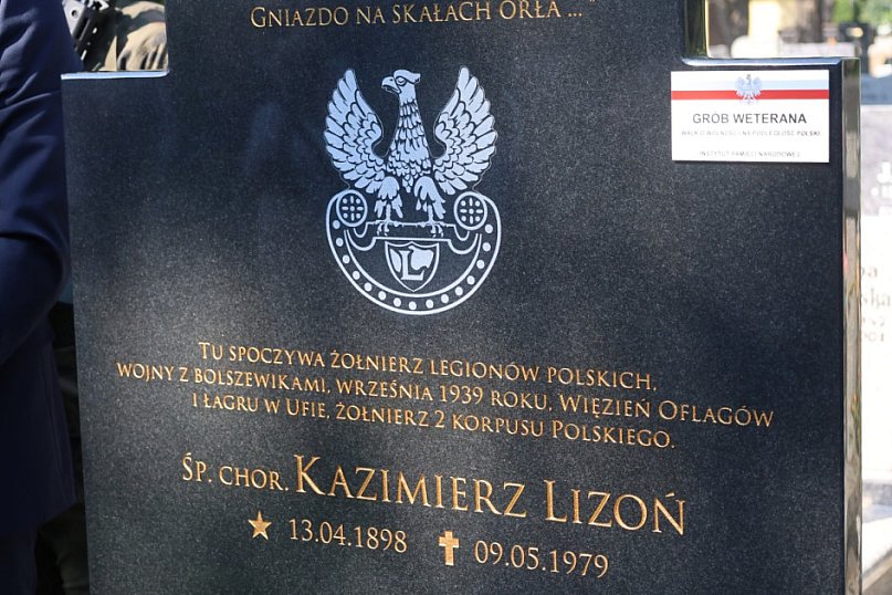 Tabliczka weterana odsłonięta na grobie