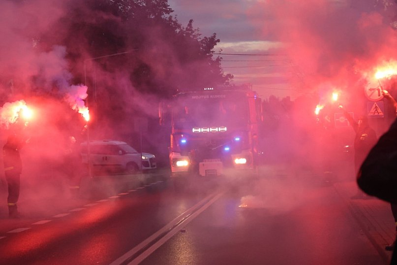 Nowy strażacki Mercedes w garażu OSP Kunice