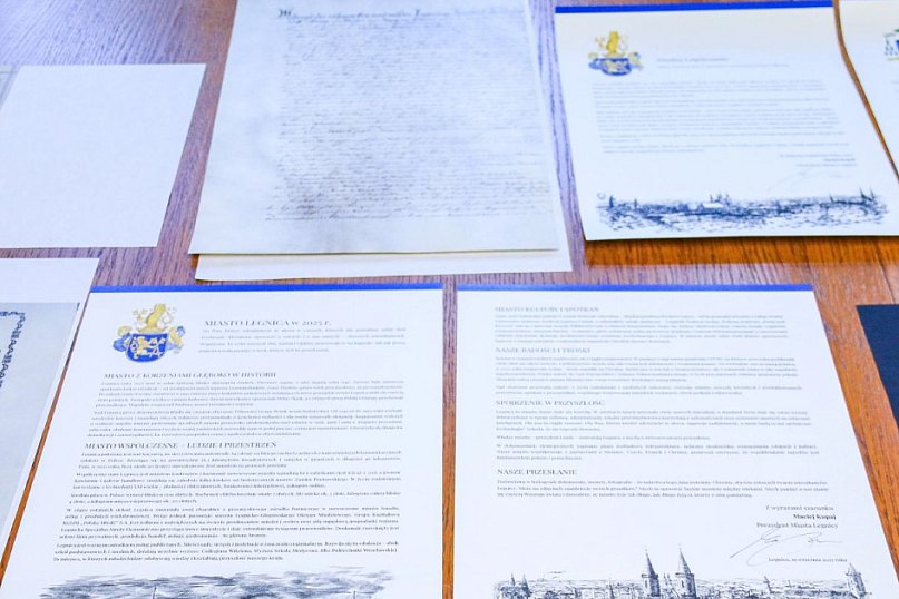 Nowa kapsuła czasu na wieży katedry w Legnicy