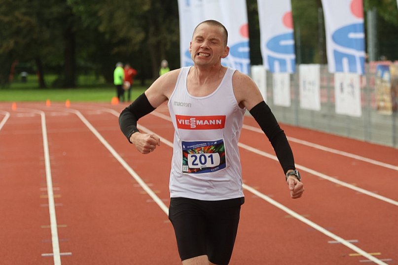 Znajdź się na zdjęciach z mety biegu