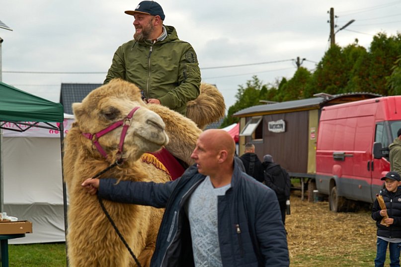 Sołtys Bartoszowa przyciąga tłumy na targ