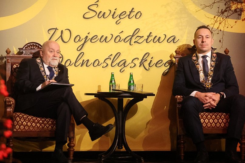 Uroczysta sesja Sejmiku w legnickim teatrze