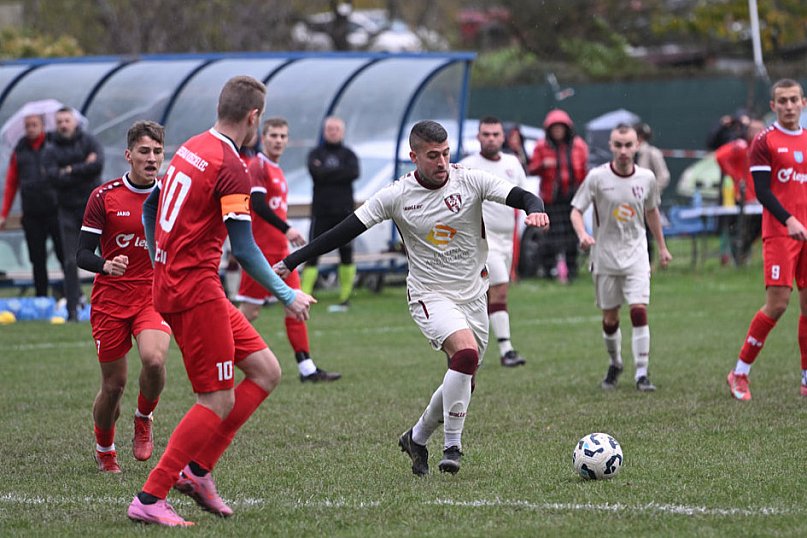 Zakaczawie wygrywa na trudnym boisku