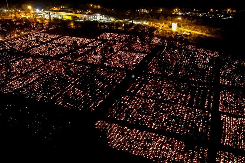 Legnicki cmentarz nocą z drona