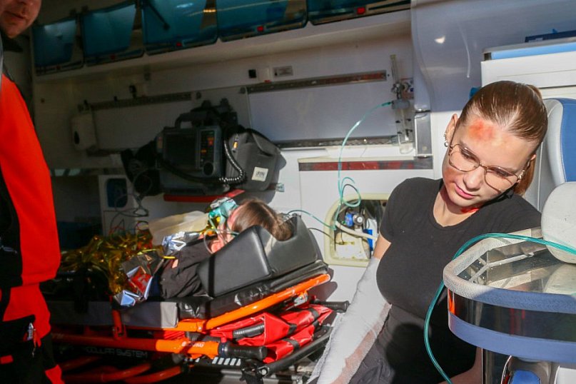 Zadymione sale, ewakuacja i atak agresora