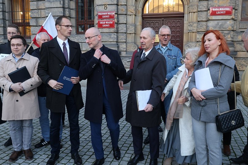 Burza po zdjęciu krzyża z sali obrad w Legnicy