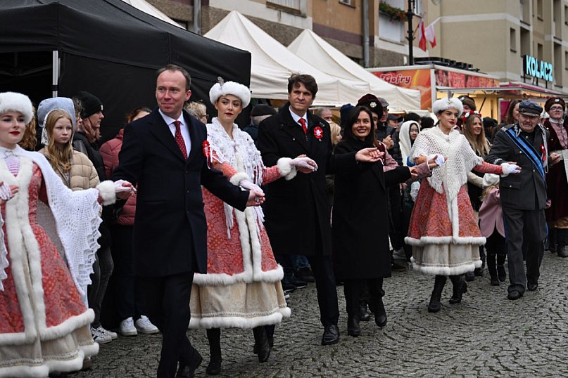 Legnica zatańczyła Poloneza dla Niepodległej