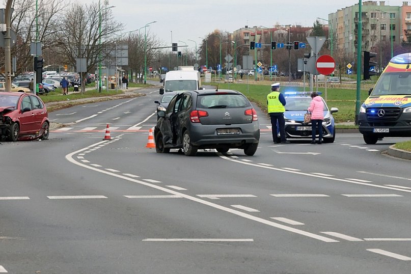 Zderzenie dwóch aut na rondzie Niepodległości