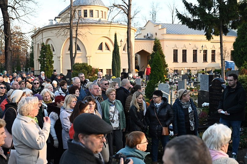 Spacer między ciszą a historią